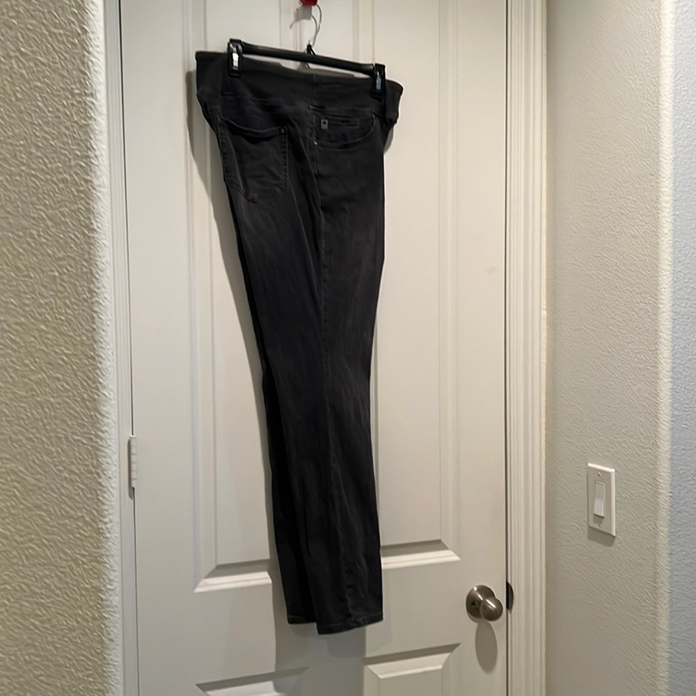 Flexibelle pull  on 5 pocket jeans by Kim Gravel. Boot cut.